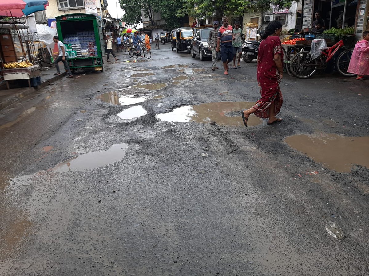 166Ward's tweet photo. "एल" विभाग प्रभाग क्रमांक - १७१ मधील एम. एन. रोड व बैल बाजार मार्केट येथील रस्त्यांची दुर्दशा! @mybmc @mybmcWardL @mybmcRoads https://t.co/7YYofkEv0V