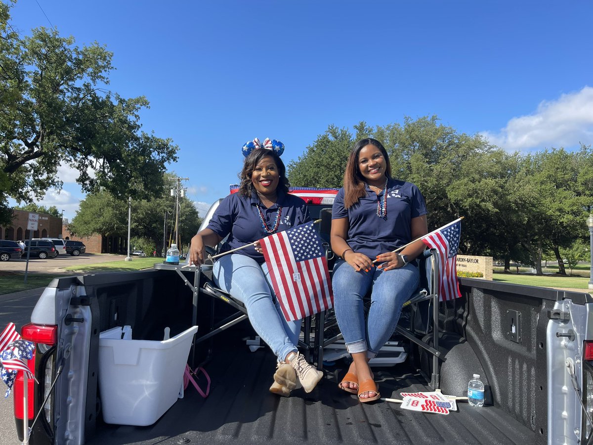 Almost showtime for the Belton parade ❤️💙 <a href="/TVJasmin/">Jasmin Caldwell KCEN</a>