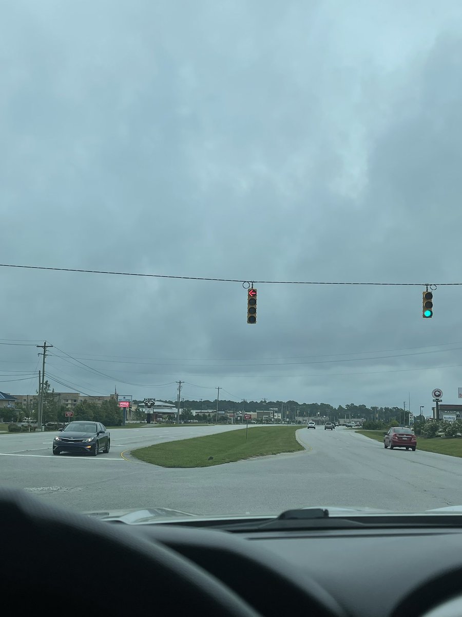 ktbugification's tweet photo. Just sent this pic of a red light to my girl and thought back to the days when you only sent REALLY important pictures because you could only send 10/mo for free. 😂 Oh how things have changed. https://t.co/eQg01NoRka