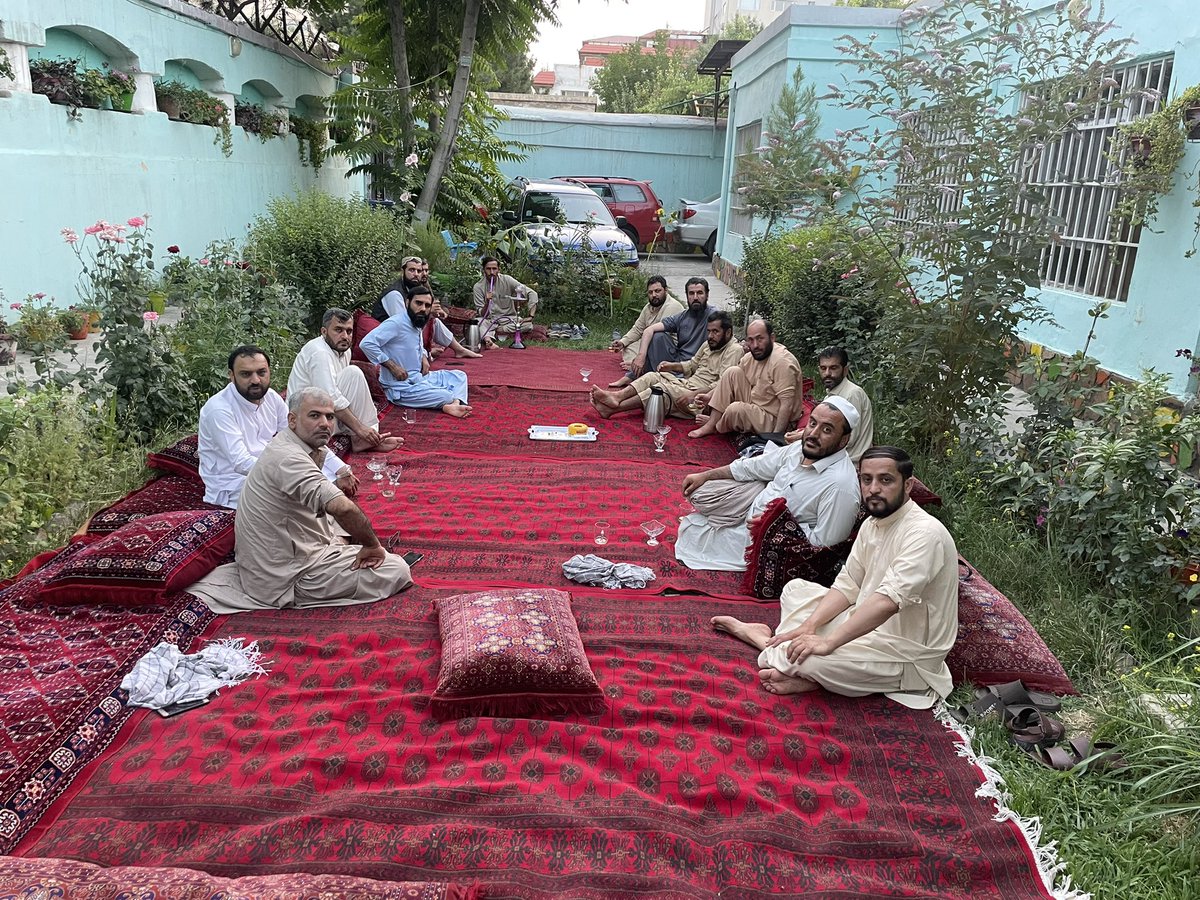 KhanBashardost's tweet photo. جنازه او کفن هسي یو رواج دي  
له یارانو نه چی هیر شي هغه مړ دي. https://t.co/o9anJ6IZv7