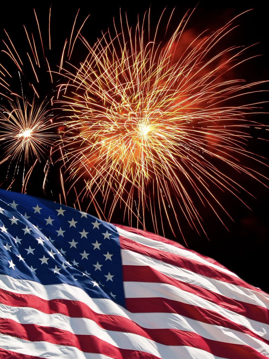 The Scarlet Hockey #Family wishes you and yours a Happy and Safe Independence Day! Thank you to the women and men serving us and protecting our freedom! #Happy4thofJuly #Family