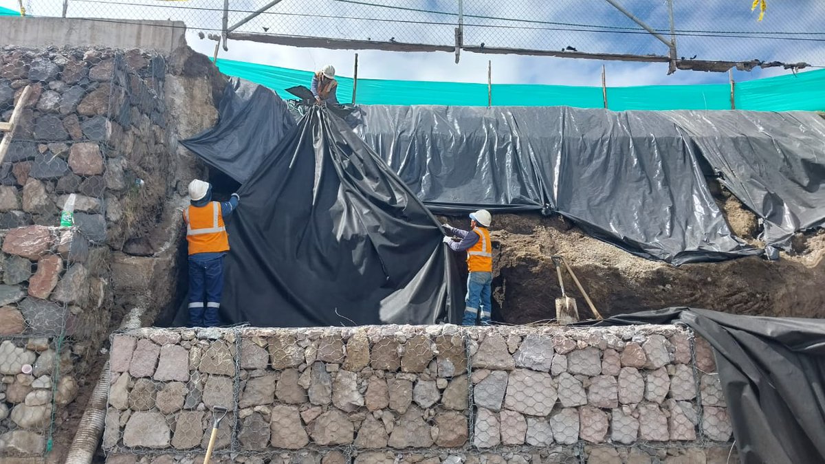 santiguarderas's tweet photo. Se trabaja en la estabilización del talud y la construcción del muro de gaviones, en la calle Bilovan, sector La Argelia.
#PorUnQuitoDigno
#QuitoPorQuito https://t.co/Pke9NHJjE2