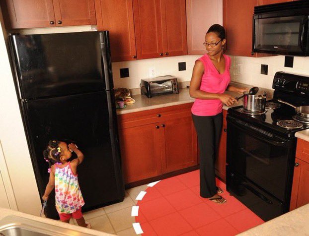 FDNY's tweet photo. Be #FDNYSmart, enforce a kid-free zone around your stove while cooking on holidays and every day. See more tips at https://t.co/NpwdRdlElY https://t.co/GJRghmNGsd