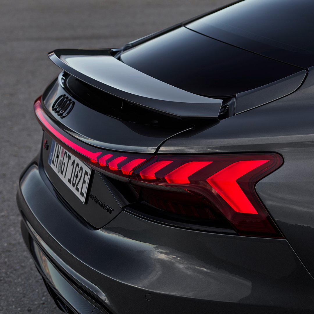 AudiLatam's tweet photo. Visibilidad para un camino seguro: los faros Matrix LED con luz láser generan mayor rango de visión al conductor en cualquier condición del camino, aumentando la seguridad en carreteras.

#FutureIsAnAttitude #ElecticCar #etron #Tech https://t.co/Xkd3d3PCAl