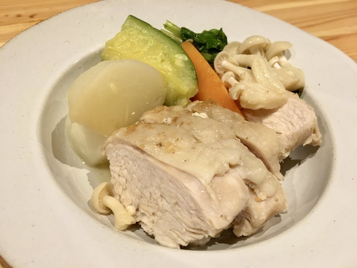 ayana_gohan's tweet photo. Today, I made chicken breast étuvée with seasonal vegetables☺️
The flavor of soup from chicken and vegetables is so nice.

#Dinner 
#chicken https://t.co/WXPE3Gwfju