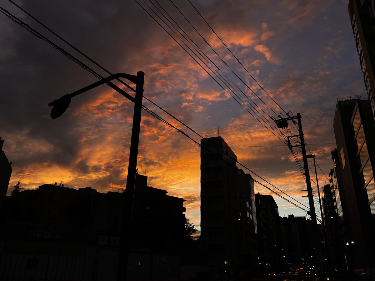 0910chi's tweet photo. 雨降ると夕焼け綺麗よね https://t.co/7u0dbfNrjZ