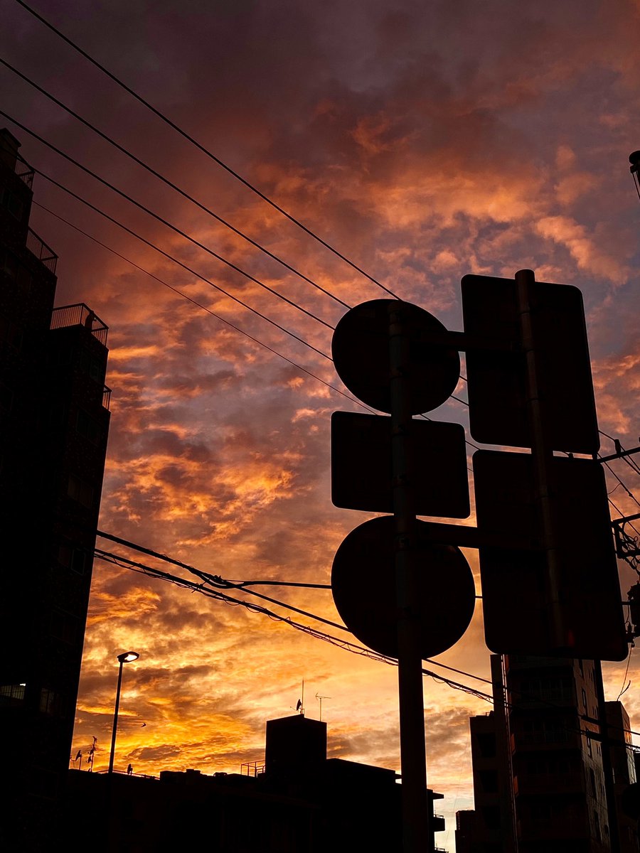 0910chi's tweet photo. 雨降ると夕焼け綺麗よね https://t.co/7u0dbfNrjZ
