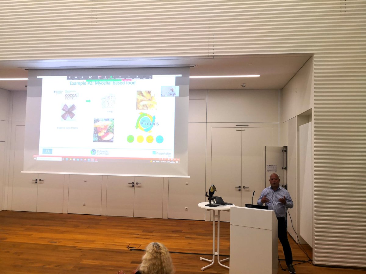 ColCONNECT_org's tweet photo. El doctor Lee, representando al @Fraunhofer IME en #ColombiaCONNECT, habla de economía circular como la charla de cierre de la ceremonia inaugural de Segundo Taller Interdisciplinario de nuestra red en Frankfurt, Alemania. https://t.co/wnSF6EFyNZ