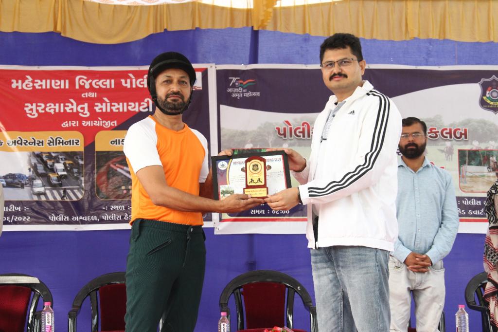 SPMehsana's tweet photo. મહેસાણા જિલ્લા અશ્વદળ તાલીમ એકમમાં ઉત્કૃષ્ટ દેખાવ સાથે બેઝિક/એડવાન્સ તાલીમ પૂર્ણ કરનાર બાળકો/યુવાનોને પ્રમાણપત્રો એનાયત કરી,પોલીસ અને પ્રજા વચ્ચેના સુમેળભર્યા સબંધોને વધારે દ્રઢ બનાવવા પ્રયાસ કરવામાં આવ્યો તેમજ ટ્રાફિક નિયમનનું પાલન કરવાનાં શપથ લીધા.
@sanghaviharsh 
@dgpgujarat https://t.co/NjJLduV2HM
