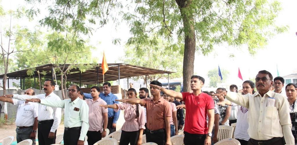 SPMehsana's tweet photo. મહેસાણા જિલ્લા અશ્વદળ તાલીમ એકમમાં ઉત્કૃષ્ટ દેખાવ સાથે બેઝિક/એડવાન્સ તાલીમ પૂર્ણ કરનાર બાળકો/યુવાનોને પ્રમાણપત્રો એનાયત કરી,પોલીસ અને પ્રજા વચ્ચેના સુમેળભર્યા સબંધોને વધારે દ્રઢ બનાવવા પ્રયાસ કરવામાં આવ્યો તેમજ ટ્રાફિક નિયમનનું પાલન કરવાનાં શપથ લીધા.
@sanghaviharsh 
@dgpgujarat https://t.co/NjJLduV2HM