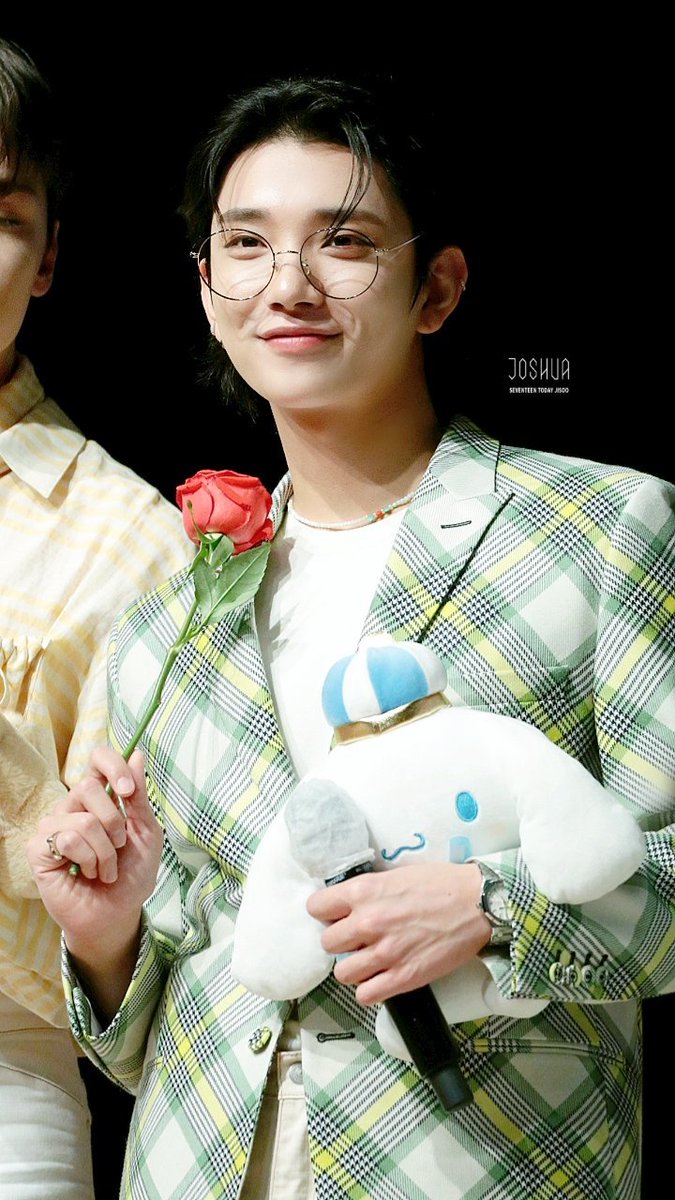 Joshua holding a cinnamoroll plushie is so endearing to me