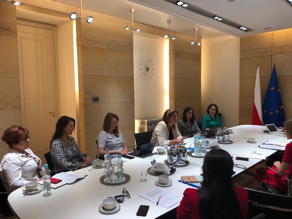 Senior Adviser on Gender <a href="/LScarpitta_OSCE/">Lara Scarpitta</a> and Special Rep on Youth <a href="/maria_raczynska/">Maria Raczyńska</a> met <a href="/PolandMFA/">Ministry of Foreign Affairs 🇵🇱</a>,<a href="/UNHCRPoland/">UNHCR Polska</a>,<a href="/ICRC/">ICRC</a> and NGOs to discuss the situation of 🇺🇦 refugees. 

🇵🇱 remains the main country of arrival for refugees from 🇺🇦 since the 🇷🇺 invasion. 94% are women and children.