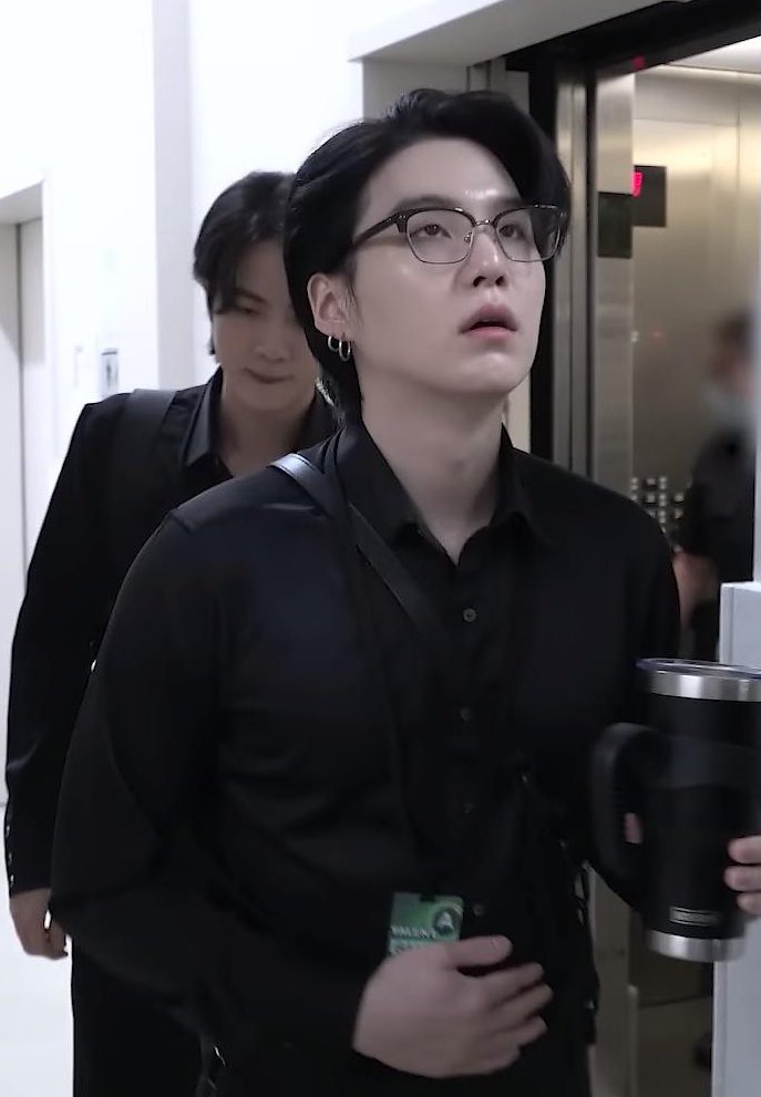 namkookify's tweet photo. 🔞 yoonkook 

this is sociology professor yg who runs bdsm workshop classes on the weekends and meets newbie sub jk who’s there to impress the new guy he’s been dating…until he starts to fall for yg after seeing how gently he handled another sub after a live demonstration https://t.co/MPgHDgLs7u