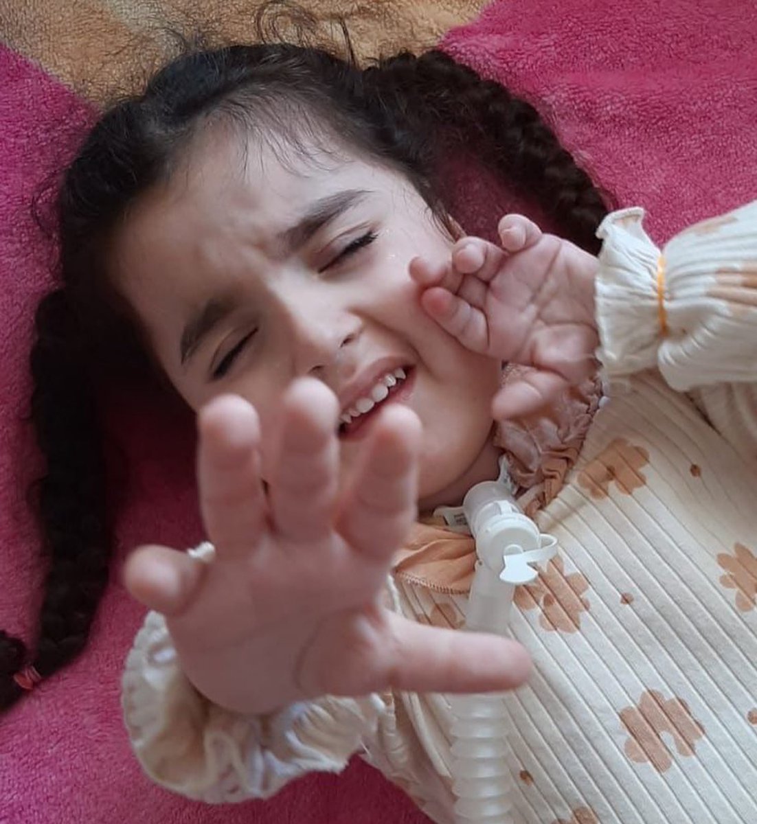 Ebrar ellerini uzatıyor,
Yardım istiyor sizden.
Yaşam savaşı veren bir çocuğun ellerini geri çevirmeyin ne olur🙏🏻

#GüldürmeBeni #Tozluyaka
Acun Ilıcalı Wout Weghorst King