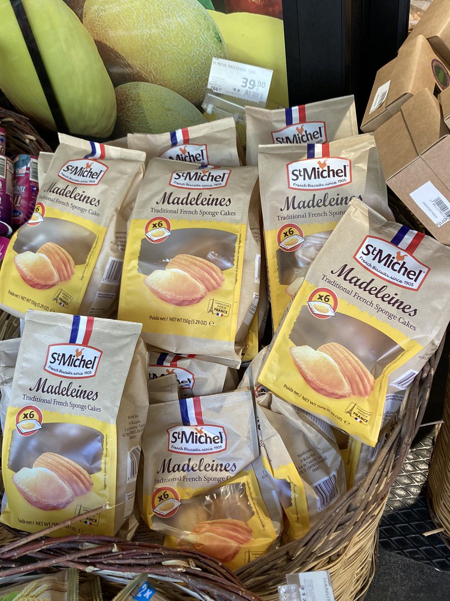 Yitik Zamanın İzinde’ki anlatıcıyı bir anda geçmişe taşıyan lezzet, meşhur “madeleine” artık TR’de! #Proust kitaplarının satışı zirveyi görüyor olmalı ki madeleine paketlerini de kapının önüne dizmişler.