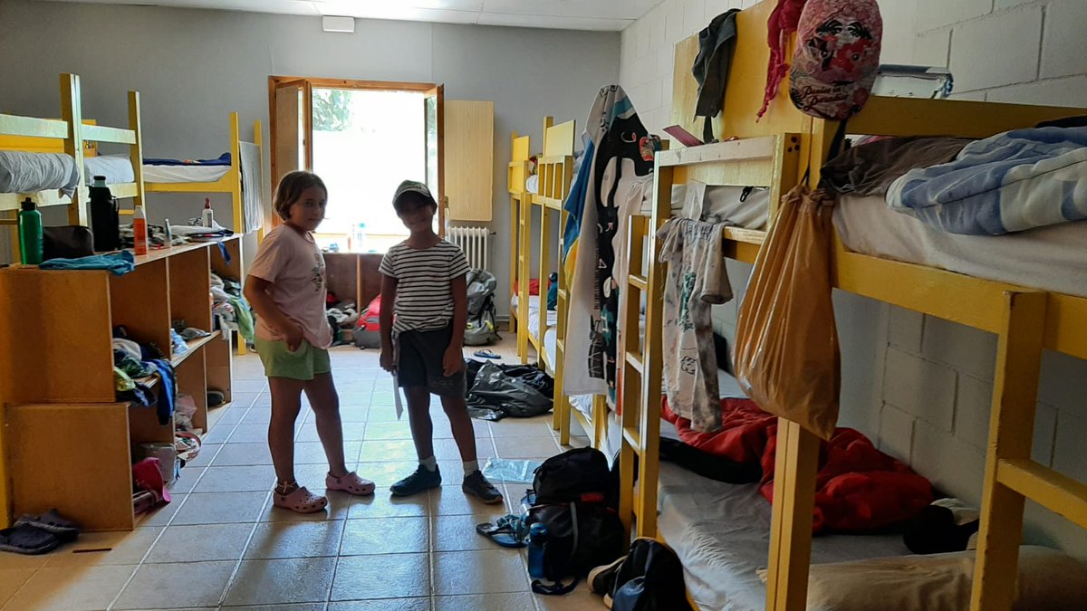 hemofilia_cat's tweet photo. Avui a @coloniesestanys @hemofilia_cat ens visita @RParra4 de @donarsang i revisa als nens i nenes. Seguim fent jocs tallers piscina i gaudim d'aquests dies 💪 https://t.co/b5F1YybSNR