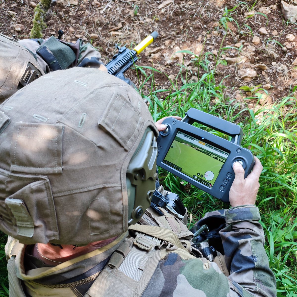 armeeszne's tweet image. #LUnitéDuMois : plongez au 🖤 du @61eRA_CDC !

🔎 MDL Gérald, chef d'équipe #PLRI, Patrouille Légère de Reconnaissance par Image &amp;amp; télépilote de #microdrone Anafi @Parrot 🛸

➡️ bit.ly/MDLGerald 🪖

#FiersDeNosSoldats #CohésionDéfense @armeedeterre @Armees_Gouv @COMRENSFT