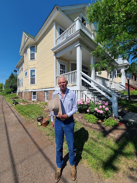 Just posted some fotos and story about Nevada Bob Gordon's visit to #Minnesota to record his memoir 50 Years with the Wrong Woman.  Fun to see Bob again as he stopped at Duluth, visited Bob #Dylan's childhood home. https://t.co/wmmu6cAmUw https://t.co/ShSfYWv14N