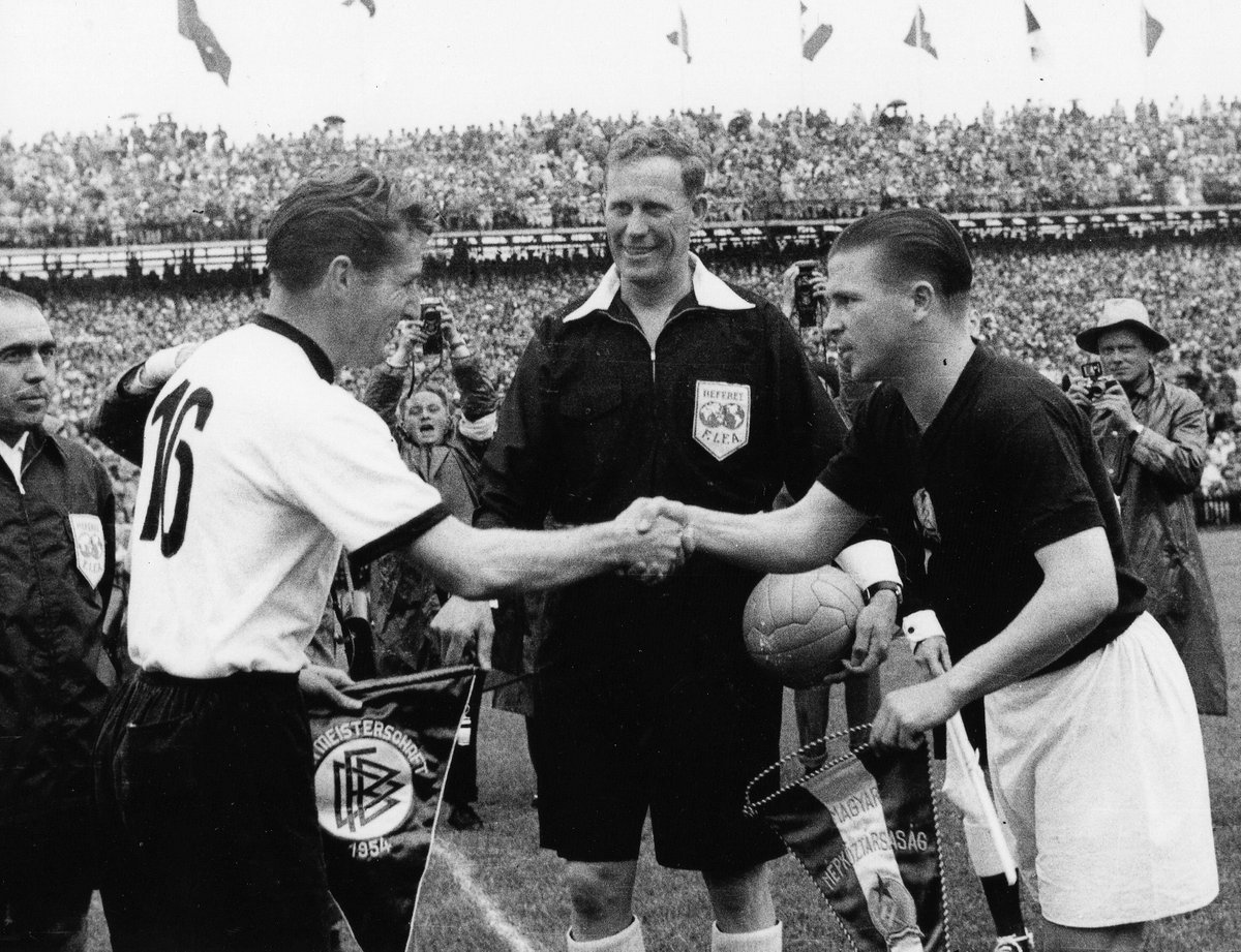 DFB_Team's tweet photo. 😍 Heute vor 68 Jahren: Der erste Stern für Deutschland! ⭐🇩🇪
#WundervonBern #WM1954 | 📸 Imago Images https://t.co/PhFAxPGjLh
