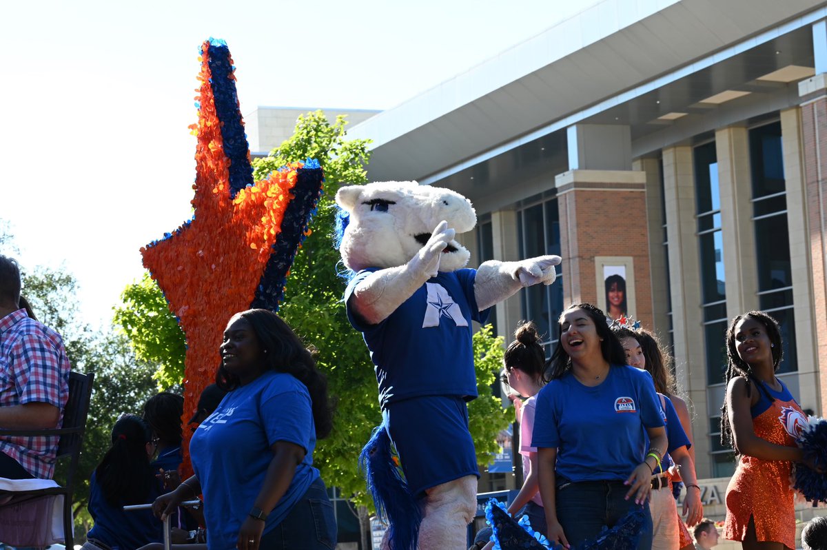 UTAPrezCowley's tweet photo. Happy #IndependenceDay, Mavericks! 🦅 🇺🇸🇺🇸🇺🇸🇺🇸🇺🇸🇺🇸🇺🇸🇺🇸 🦅So proud our Maverick Spirit showed during the Arlington 4th of July parade. @UTASpirit @UTACheerleading @utarlington https://t.co/QEr7NYJZQW