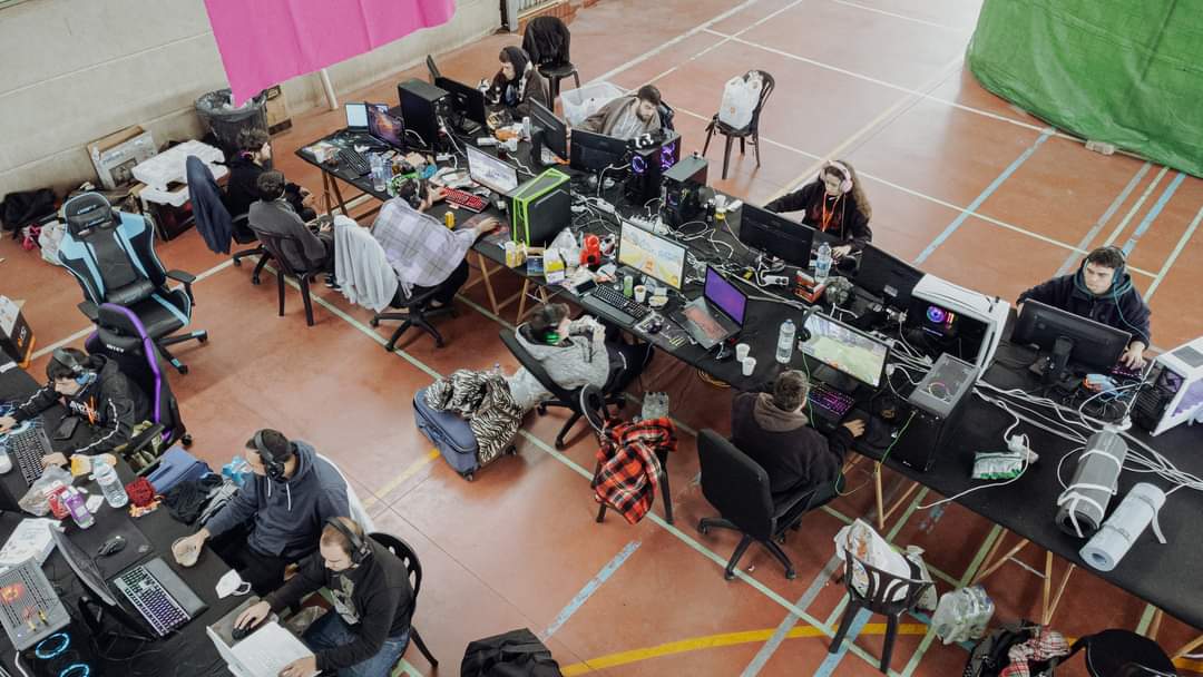 CaneteLan's tweet photo. 📣 Cañete Lan Party vuelve con los mejores títulos de eSports.
🏆 Mas de 1000€ en premios en 6 competiciones para todos los gustos.
#Fifa 1vs1
#leagueoflegends 5vs5
#teamfighttatics 1v1
#fortnite 1vs1
#CSGO #counter 5vs5
#rocketleague 2v2
#cuenca #castillalamacha #cañete https://t.co/Ee3hyk8Id2