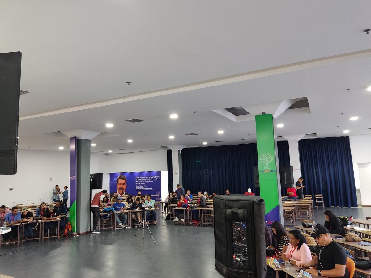 Estudiantes de #LaUicom se preparan para iniciar su formación de hoy #04Julio ¡Está clase promeeetee movimiento, 📕 entusiasmo, alegría y comunicación para la liberación! 👊🏾 <a href="/lauicom/">UNIVERSIDAD INTERNACIONAL DE LAS COMUNICACIONES</a>