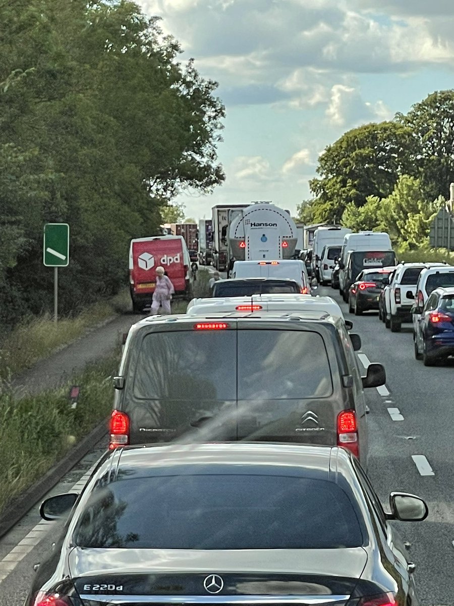 simbamccall212's tweet photo. Unreal. Stationary traffic and these clowns think it’s ok to drive on the pavement. https://t.co/HrS4OiJ714