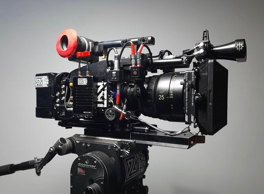 lenstoolkit's tweet image. ARRI Alexa Mini + Arri Master Primes 😍🎞️⁠
⁠
📸 IG: 1flare
⁠
#arri #alexamini #masterprimes #arrimp #arrimasterprimes #ultraprime #oconnor #primelens #cinetape #assistantcamera #director #setlife #behindthescenes #cameradept #cameradepartment #filmproduction #camerasetup
