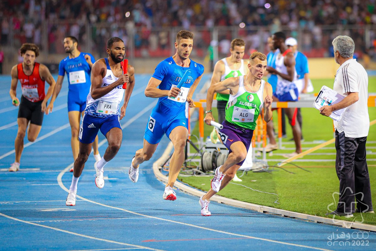 Dün akşamki 4x400 bayrak yarışından son değişim anından bir kare. Genç atlet İsmail Nezir, bayrağı aldığında öndeki üçlünün beş metre gerisinde. Yarışı fotofinişle üçüncü tamamlamayı başardı. <a href="/ismailnezirr/">İsmail Nezir</a> 
#Oran2022