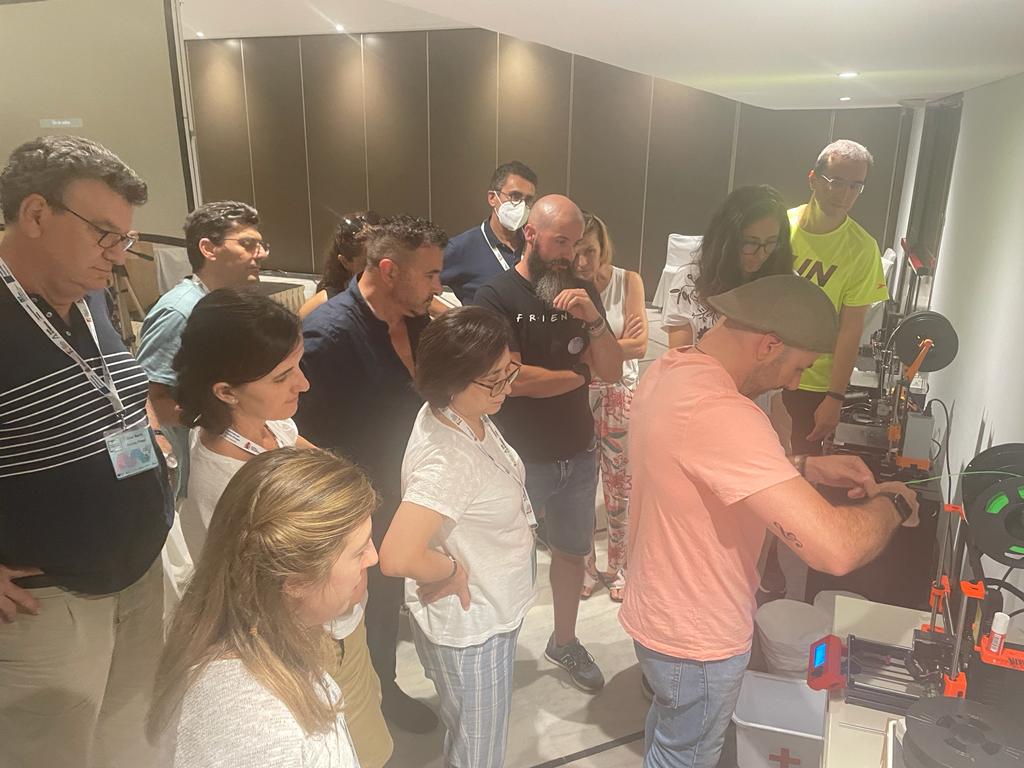 xeviatd's tweet photo. #enMarCaDos el #grupo2 #conectiza2 disfrutando de como  @SalmeronAguila muestra el cambio de color en una impresora 3d https://t.co/fkod47iU4O
