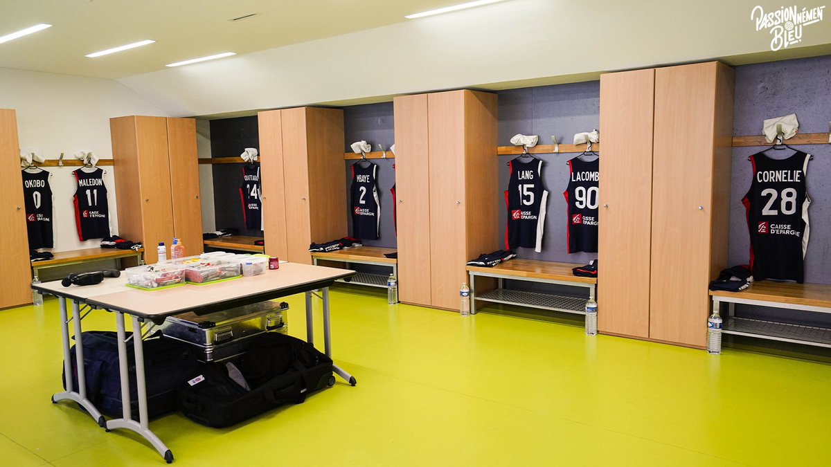 FRABasketball's tweet image. 📌 Vestiaire du Vendéspace, H-2h30

#TeamFranceBasket | #PassionnémentBleu | #FRAHUN | #FIBAWC