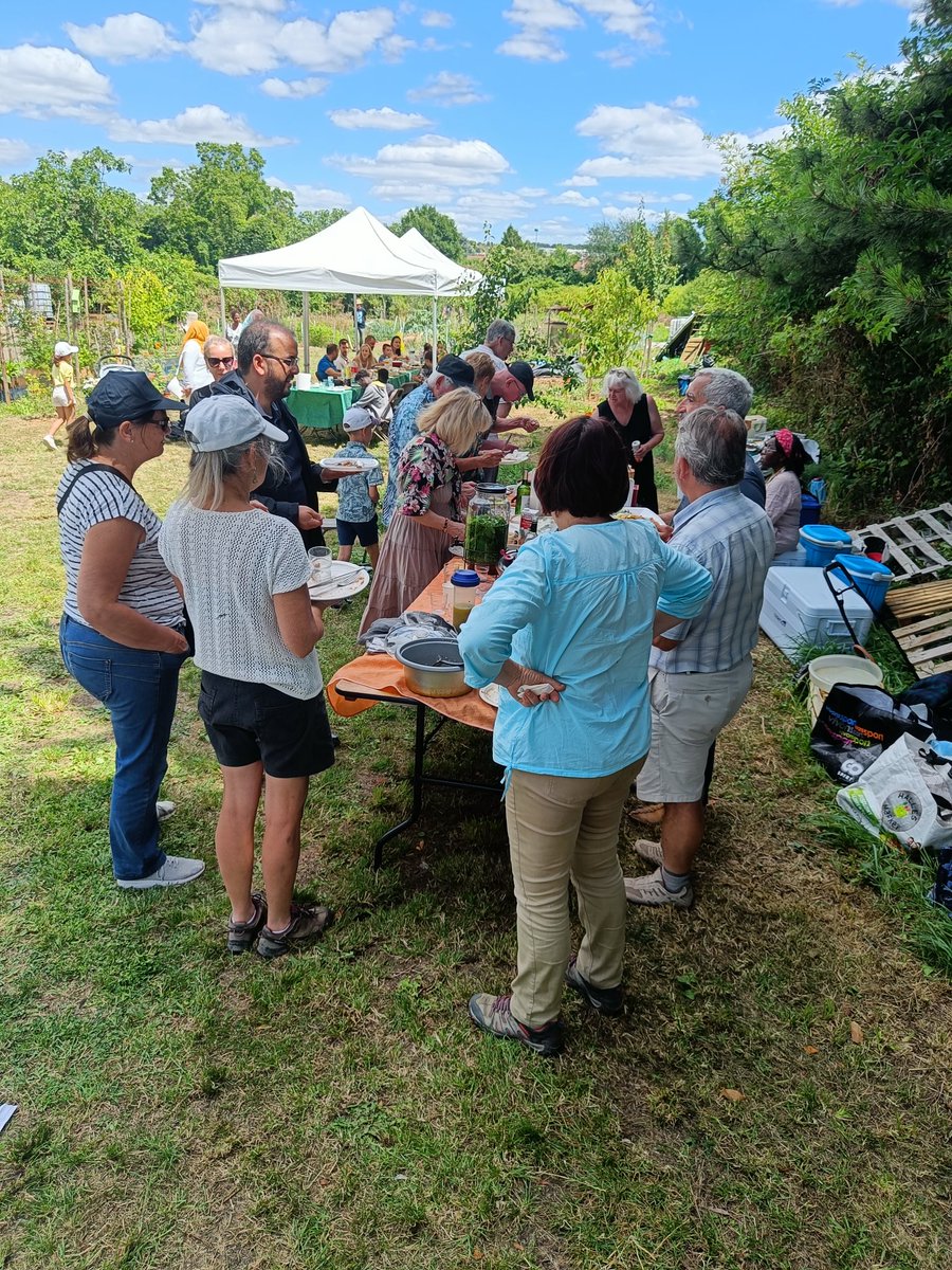 EtCultures's tweet photo. Une superbe journée samedi autour d'un repas partagé au jardin de l'association avec les adhérents, les partenaires ou encore les passants curieux 😄
Avec en préambule des ateliers de bouturage, marcottage et d'Oyas 👍🏼
#garden #jardinage #Permaculture @VilledeLimay @Les_Yvelines https://t.co/UqyAv9CrVo