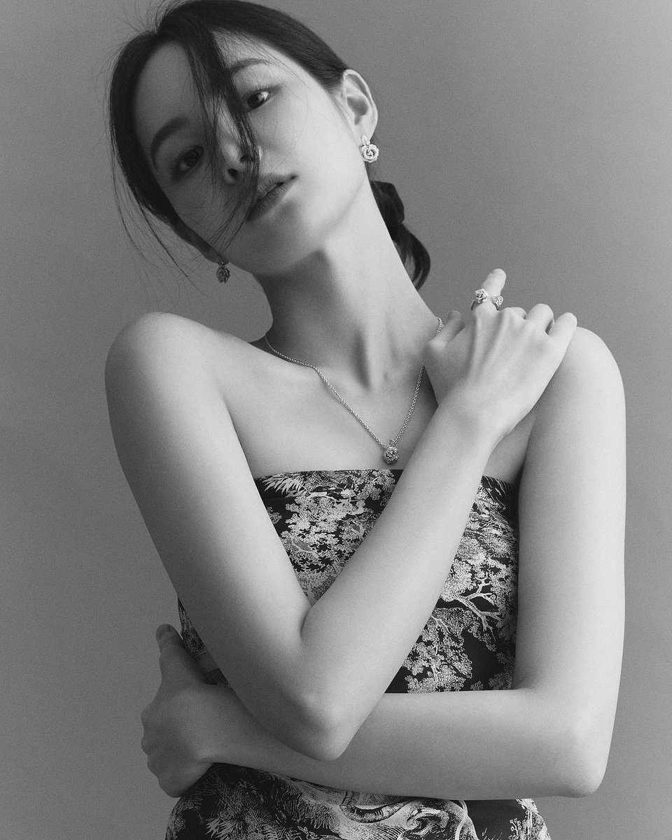 hongsuzu's tweet photo. Another one with a lot more different vibe with black and white filter. https://t.co/N8UHTHevLF