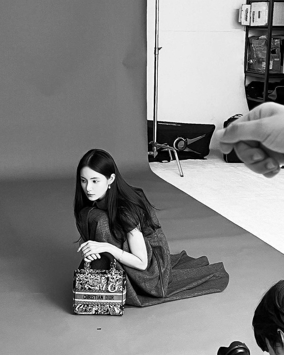 hongsuzu's tweet photo. Bonus! A cute behind-the-scene black and white pictures from the first cut. https://t.co/3lTk22c38M