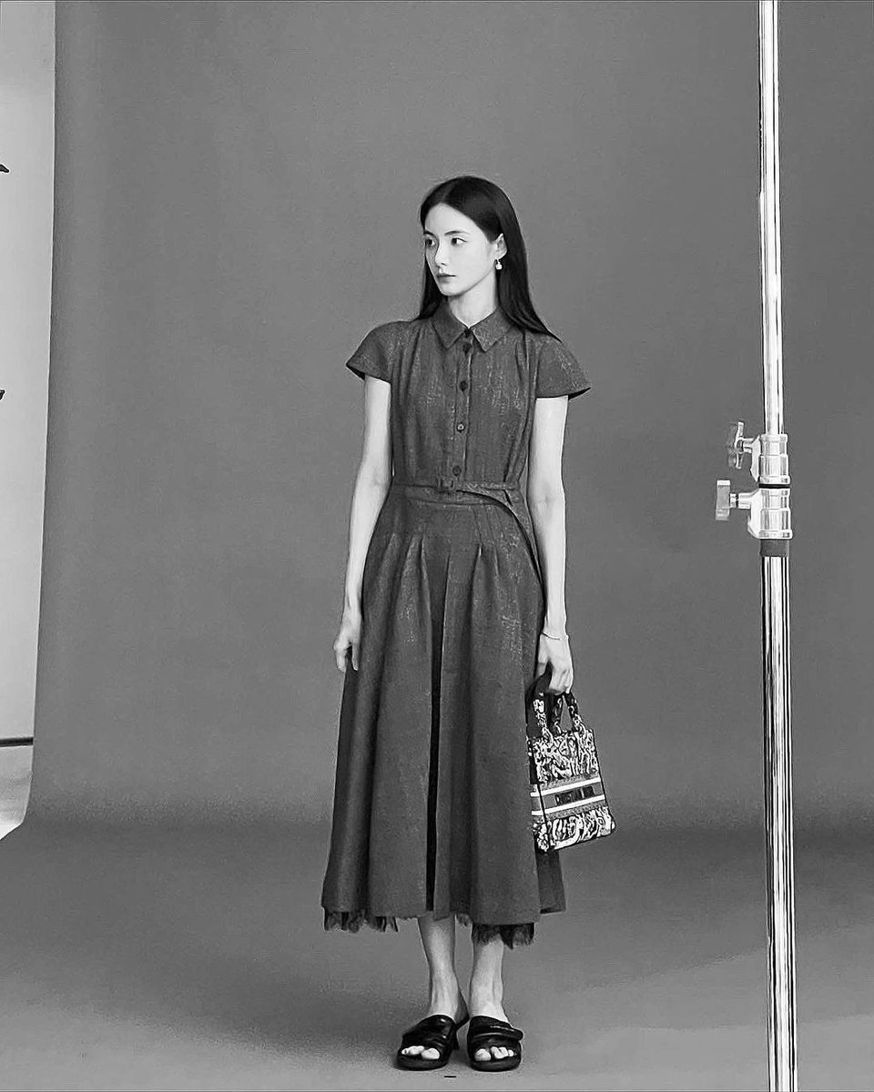 hongsuzu's tweet photo. Bonus! A cute behind-the-scene black and white pictures from the first cut. https://t.co/3lTk22c38M