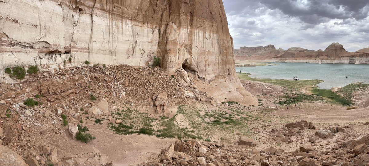 kslnewsradio's tweet photo. These photos show the difference in Lake Powell's water level between 2020 and 2022.
The first photo was taken on June 12, 2020.
The second photo was taken on June 18, 2022.
#utah #lakepowell
📸Ethan Bruse https://t.co/CsmY3w1gjC