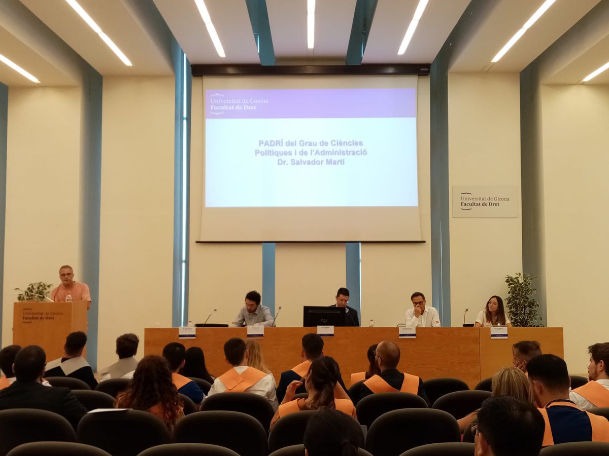 univgirona's tweet photo. Aquesta tarda té lloc l'acte de graduació dels estudiants de @CriminologiaUdG i de @cpoliticaudg de la @Udgfdret. https://t.co/TxWdIVbpT5
