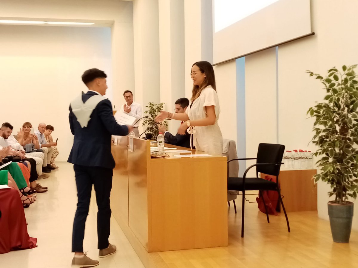 univgirona's tweet photo. Aquesta tarda té lloc l'acte de graduació dels estudiants de @CriminologiaUdG i de @cpoliticaudg de la @Udgfdret. https://t.co/TxWdIVbpT5