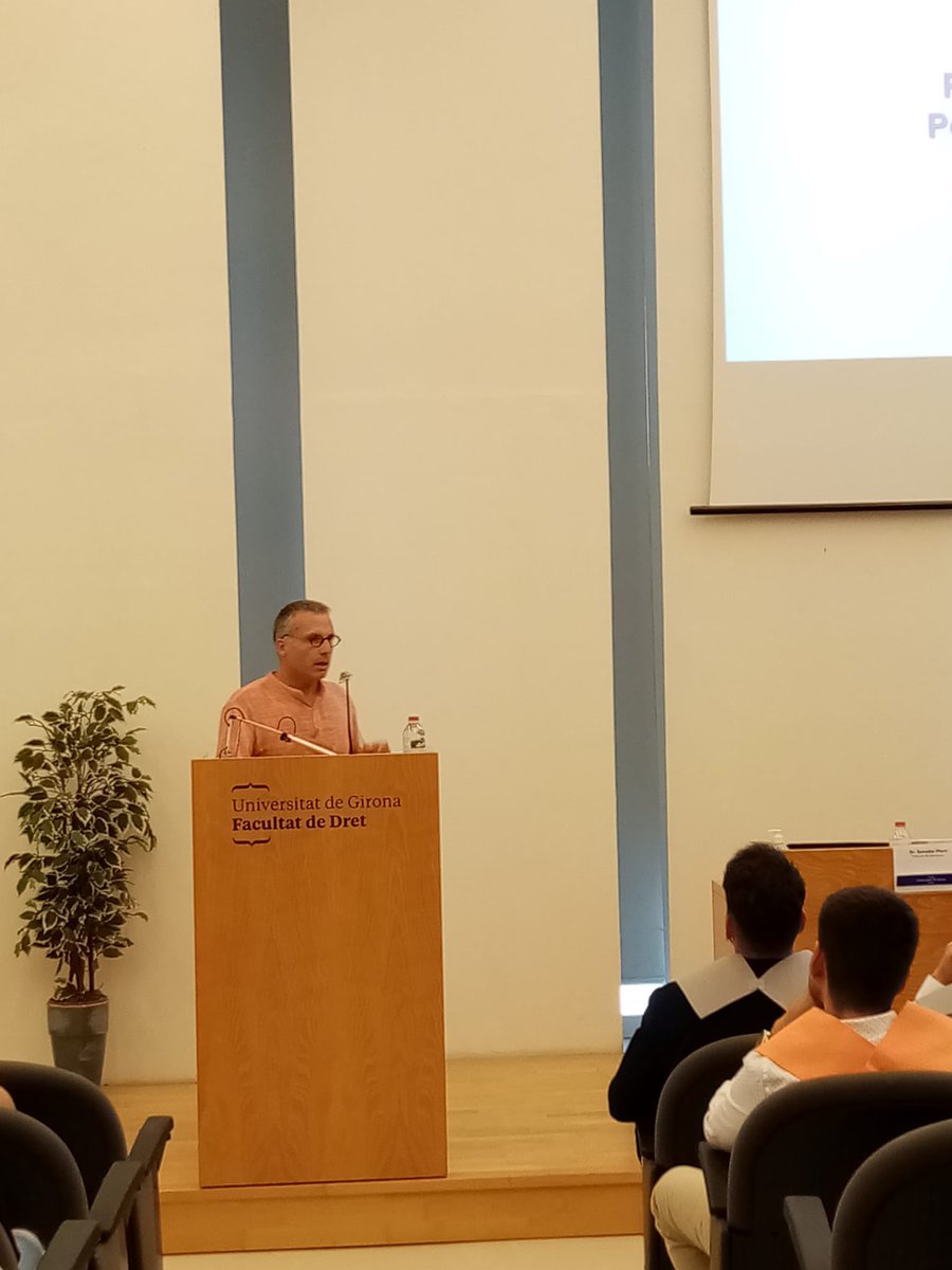 univgirona's tweet photo. Aquesta tarda té lloc l'acte de graduació dels estudiants de @CriminologiaUdG i de @cpoliticaudg de la @Udgfdret. https://t.co/TxWdIVbpT5