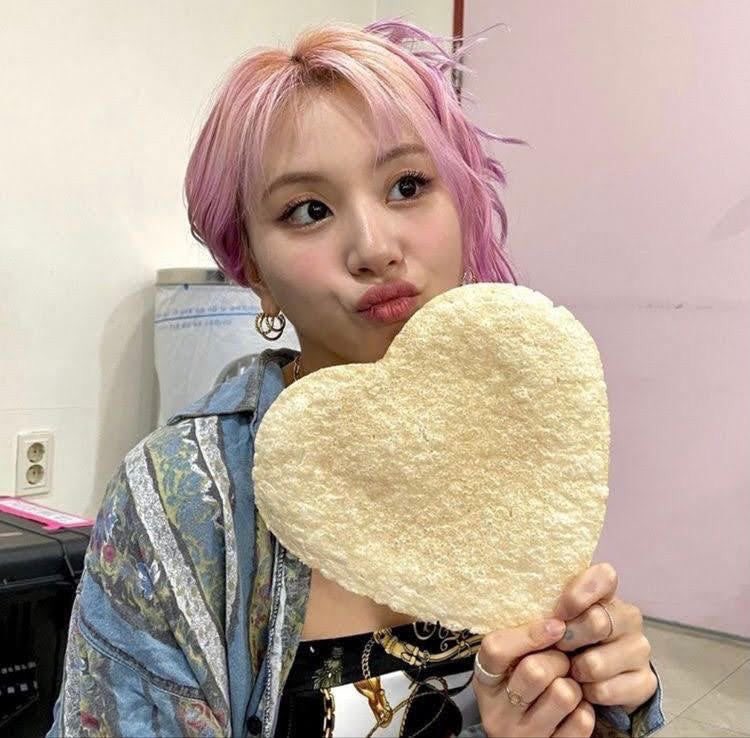 uningeal's tweet image. #CHAEYOUNG: my heart hurts because of her cuteness🥺