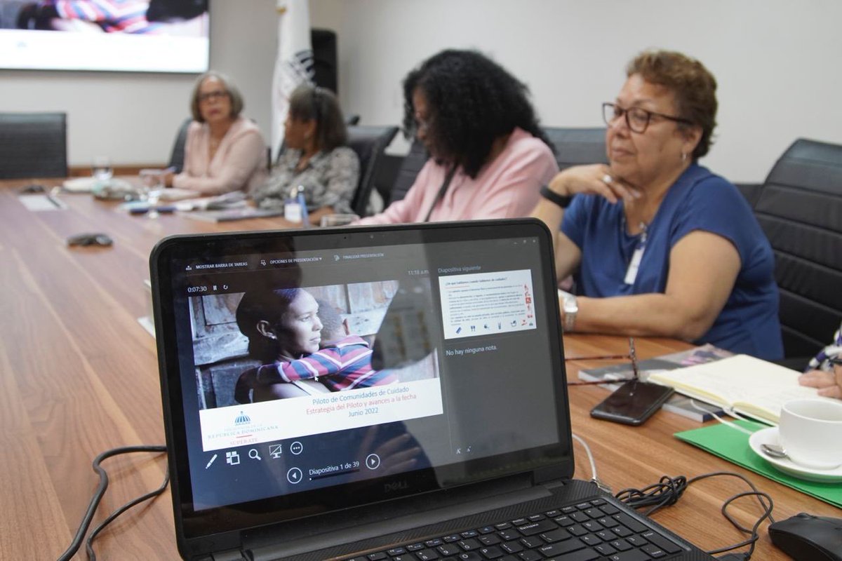 SuperateRDO's tweet photo. Junto a @MMujerRD y @MtrabajoRD, sostuvimos una reunión con representantes de @OITNoticias con el objetivo de presentarles las estrategias, metas y proyecciones del «Plan Piloto #ComunidadesDeCuidado». https://t.co/0bDxQU5TCI