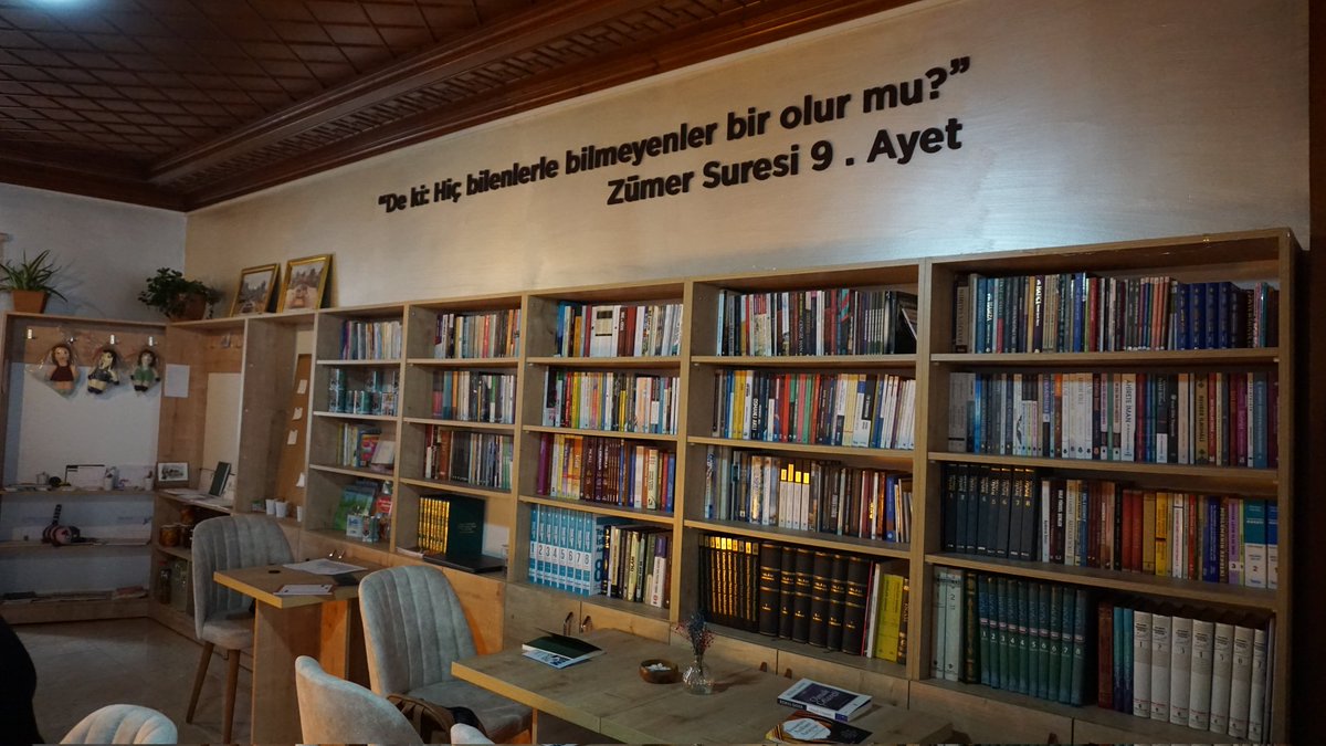 buharakitapkafe's tweet photo. "De ki: Hiç bilenlerle bilmeyenler bir olur mu?" 
Zümer/9

#kitapkafe #ankarakafeleri https://t.co/mAQVDrI5fB