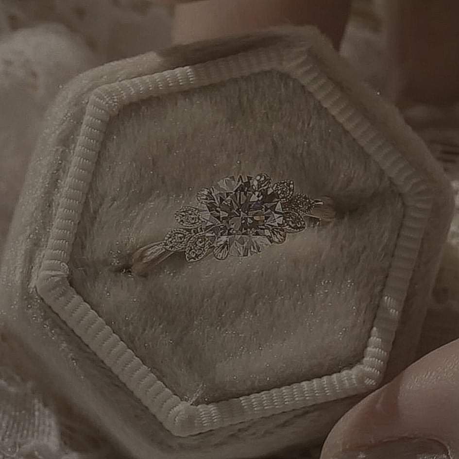 lirikawrites's tweet photo. 𝓦𝓪𝓵𝓪𝓷𝓰 𝓗𝓪𝓷𝓰𝓰𝓪𝓷

In a world where end is constant and inevitable, does forever really exist? https://t.co/M2DmZ00vl0