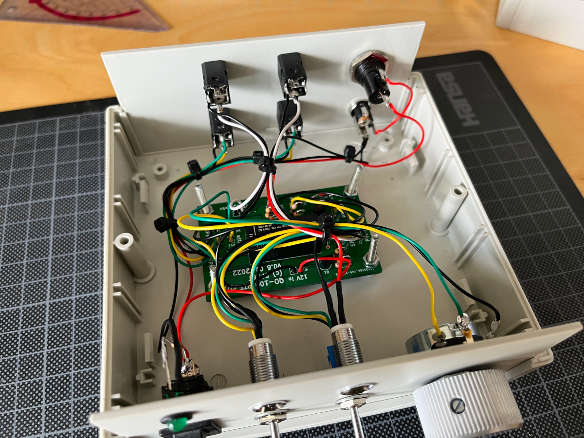 flo_0_'s tweet photo. Built a second unit of the #QO100_SPK_CTRL board to allow for attenuated RX audio during transmit for the @amsatdl groundstation. Will be integrated the other day and enables #QO100 QSOs with mic and speaker (instead of headset).
#QO100 #amsat #nevernotbuilding https://t.co/0Dqn8HEt5V
