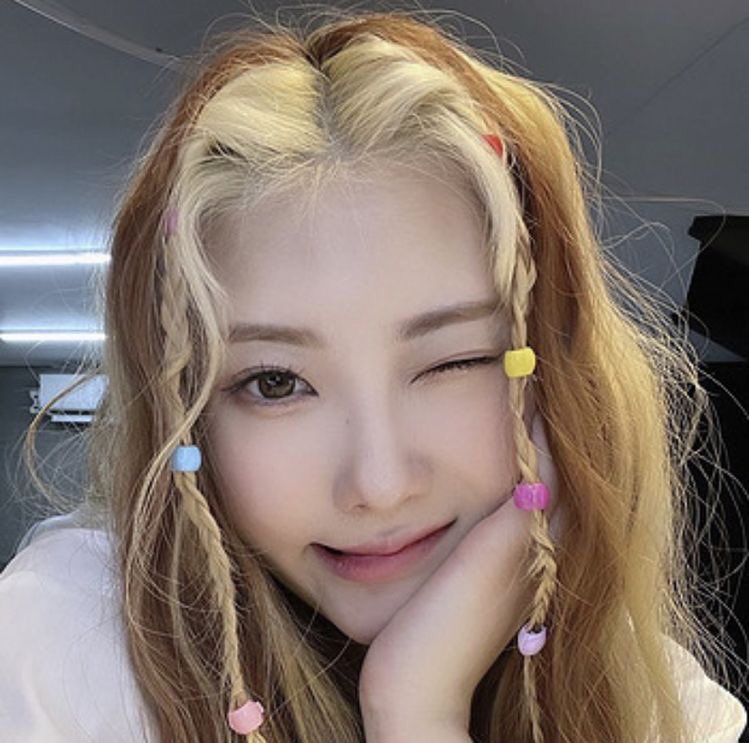 uningeal's tweet image. #CHAEIN:she is so tiny and squishy🥺I wanna hug her