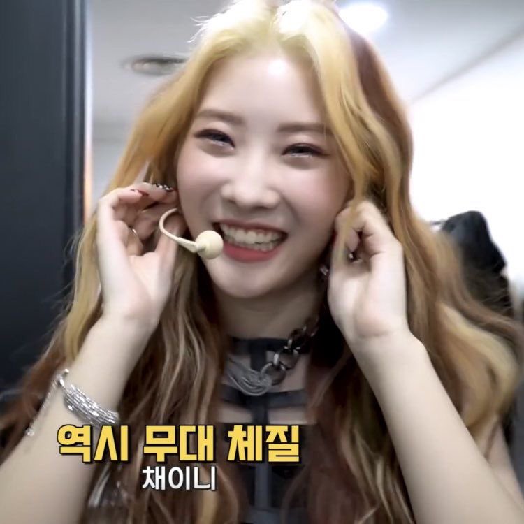 uningeal's tweet image. #CHAEIN:she is so tiny and squishy🥺I wanna hug her