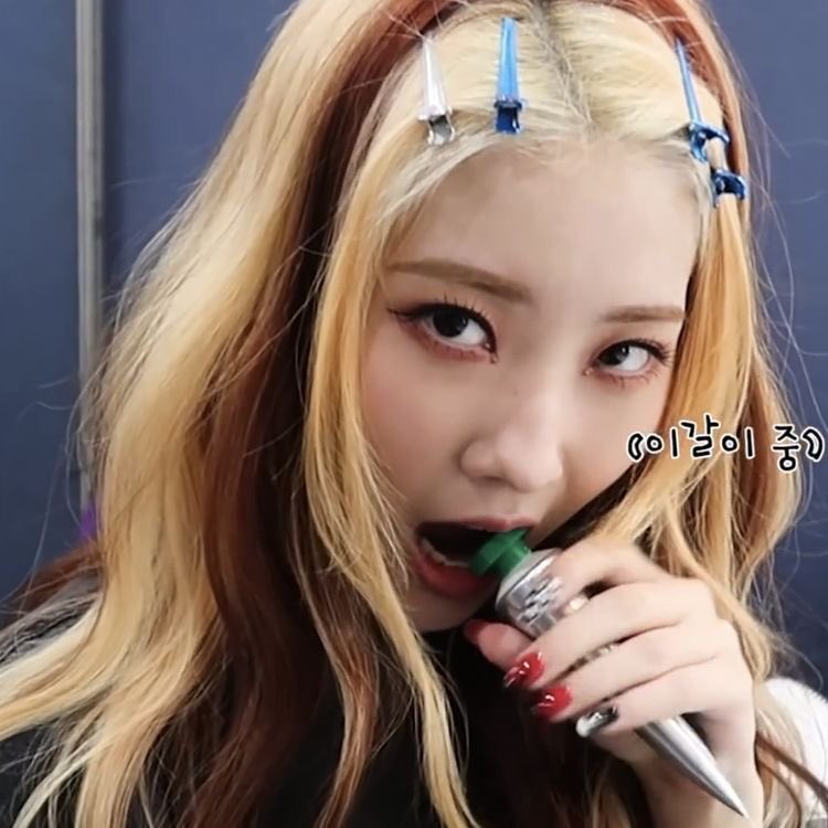 uningeal's tweet image. #CHAEIN:she is so tiny and squishy🥺I wanna hug her