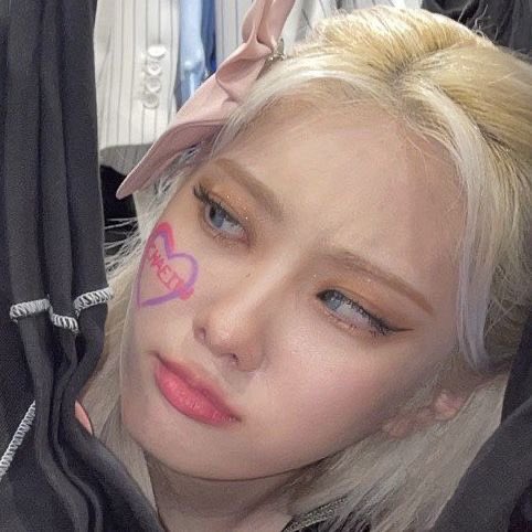 uningeal's tweet image. #CHAEIN:she is so tiny and squishy🥺I wanna hug her