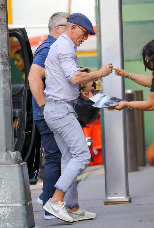 DanielCraigUPD's tweet photo. #DanielCraig signs autographs for fans outside the Longacre Theatre, New York, before a production of #MacbethBway. https://t.co/MAOMrIT1Yn