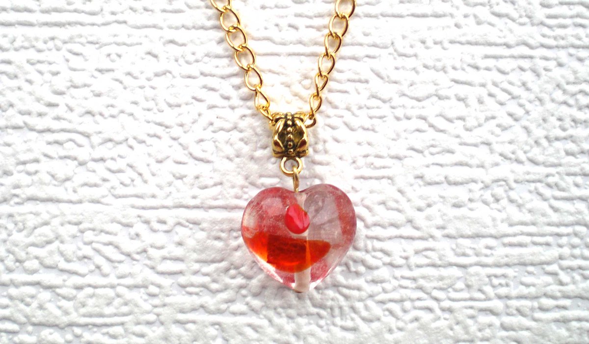 This beautiful glass heart pendant hangs on a gold plated chain. Available in my Etsy shop at: etsy.com/uk/listing/935… #glassheartpendant #redheartnecklace #golddchainnecklace #etsyjewelry #etsyjewellery #etsygifts #romanticgifts #etsyfinds #etsyseller